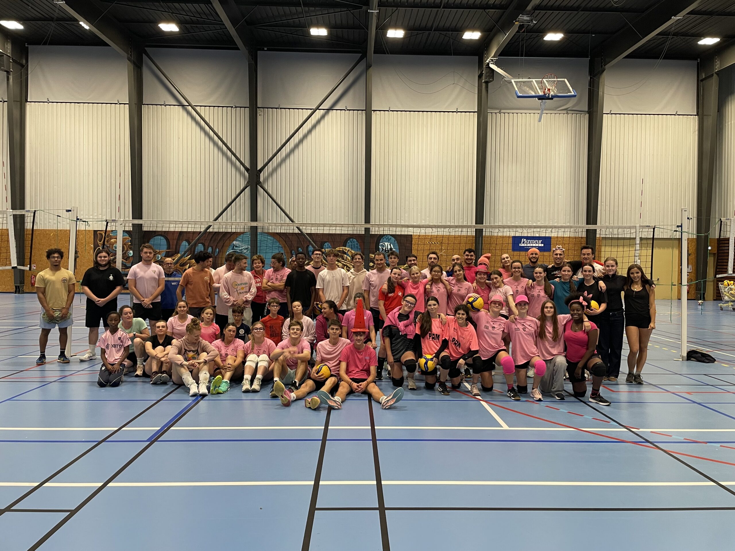 Ploemeur Volley soutient Octobre Rose. Merci à toutes et tous nos joueur·ses pour leur soutien ! 🎀